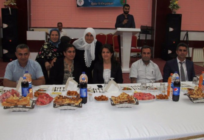 HDP'den öldürülen PKK'lıların ailelerine iftar