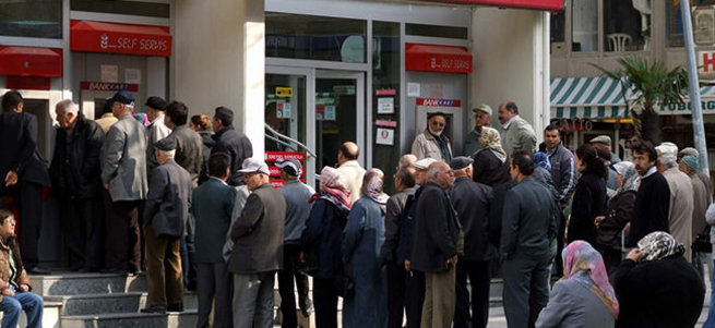 Emeklilikte yaşa takılan 300 bin kişiye çözüm yolda