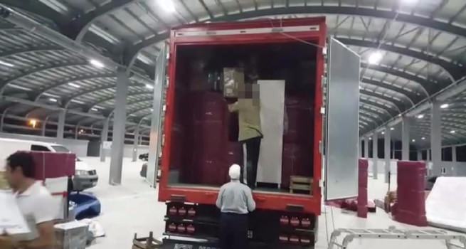 Savcının eşyaları arasında kaçak sigara taşıdılar