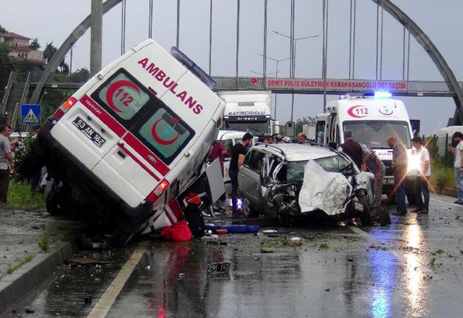 Hasta taşıyan ambulans kaza yaptı: 1 ölü