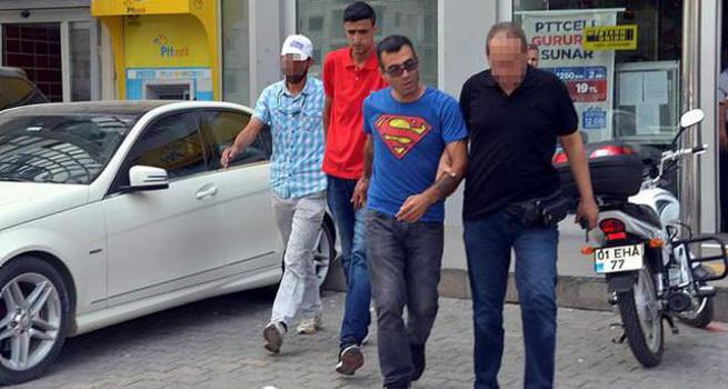 Sahte polisler, parayı çekmek için geldikleri PTT'de yakalandı