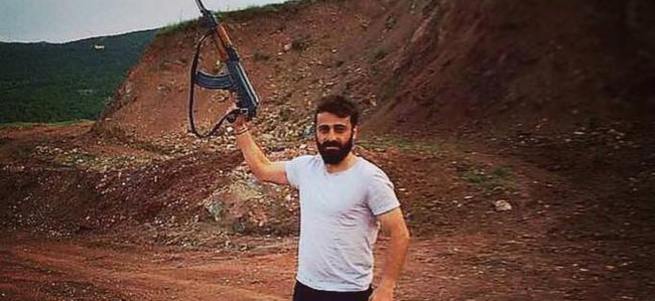 Elinde kaleşnikofla terör propagandası yaptı