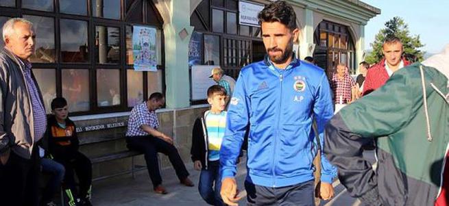 Fenerbahçeli futbolcular bayram namazını köylüler ile kıldı