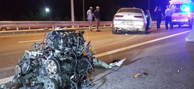 Kazada otomobilin motoru fırladı