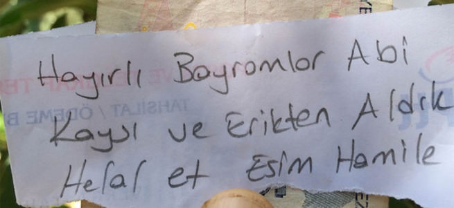 Hamile eşi için aldığı meyvelerin parasını ağaca astı