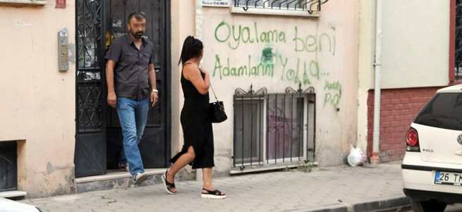 Fuhuş baskını yapılan evin duvarındaki yazı dikkat çekti