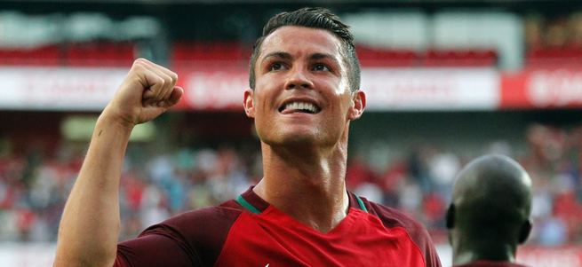 Ronaldo primin kanserli çocuklara bağışladı