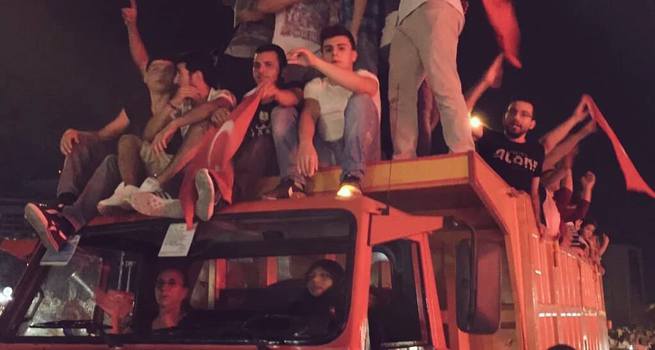 Darbecileri durdurmak için kamyonun direksiyonuna geçti