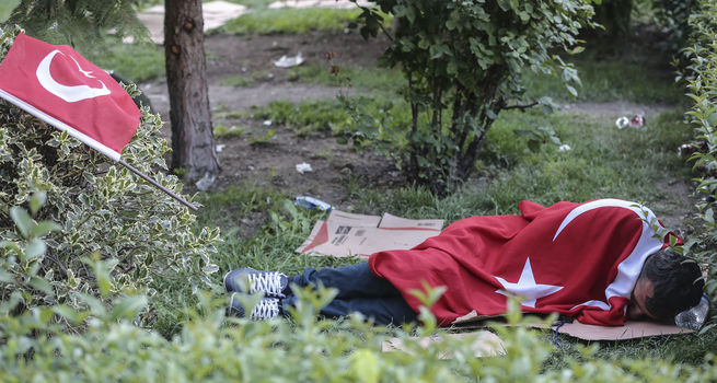 Halk Türkiye bayrağına sarılarak uyudu!