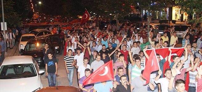 Tankların çıkacağı söylentisiyle garnizonun önüne akın ettiler