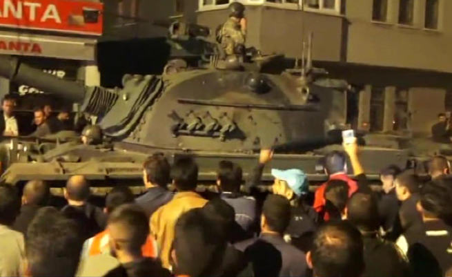 Kars'ta tanklar emniyetin kapısına dayanınca, çatışmanın eşiğinden dönülmüş
