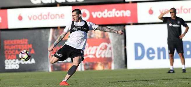 Jose Sosa, Beşiktaş kampından ayrıldı