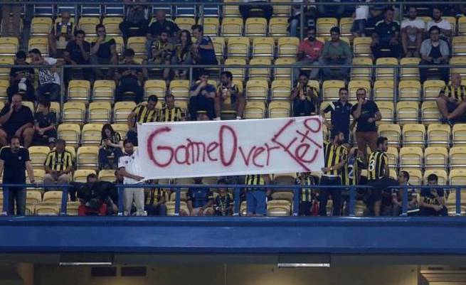 Fenerbahçe tribünlerinde FETÖ'ye tepki: Game over